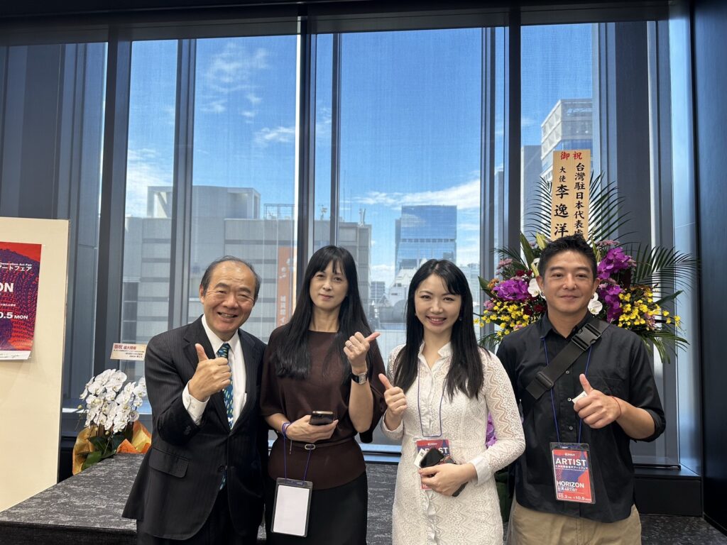 陳處長與藝術家合影