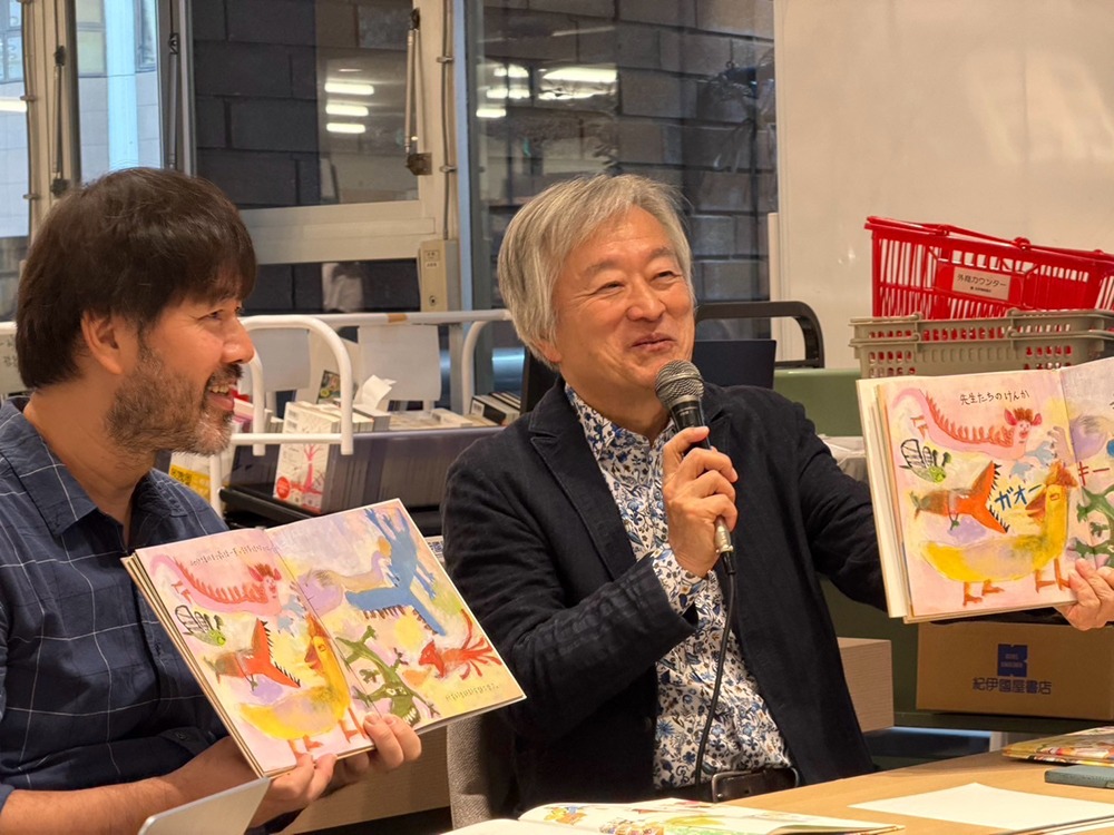 劉旭恭（左）與松本猛（右）為讀者回答其他劉旭恭繪本的問題。（台灣文化中心提供）