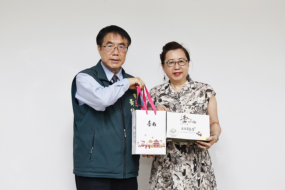 雙方贈禮 左:黃偉哲市長、右:錢妙玲創會長